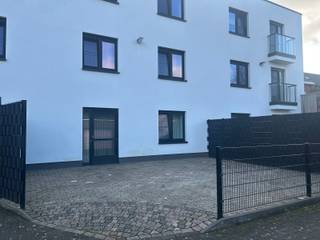 Ben jij op zoek naar een gelijkvloers appartement in een kleinschalige residentie? Dan hebben wij gevonden wat jij zoekt!<br /><br />INDELING: <br />- Inkomhal<br />- Bergkast<br />- Woonkamer<br />- Eetkamer<br />- Keuken<br />- Slaapkamer <br />- Badkamer<br />- Apart toilet<br />- Bergruimte<br />- Terras<br />- Privatieve bergplaats<br /><br />LIGGING:<br />- Het appartement is gelegen op de doorgaande weg tussen Hamont-Achel en Budel (NL).<br />- Scholen, winkels en het openbaar vervoeren bevinden zich op fietsafstand.<br /><br />EXTRA TROEVEN: <br />- Het appartement is snel beschikbaar. <br />- Er worden geen gemeenschappelijke kosten gevraagd.<br /><br />Meer weten?<br />Contacteer ons en wij helpen je graag dichtblij verder!