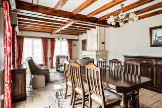 Op een fantastische locatie in Hallaar bevindt zich deze zeer goed onderhouden laagbouwwoning met 2 slaapkamers en aparte garage. U geniet hier van de zeer rustige omgeving, toch met een goede bereikbaarheid en vlakbij het centrum van Heist-op-den-Berg met winkels, eet-en drankgelegenheden, scholen en het openbaar vervoer op wandel- en fietsafstand.<br /><br />We betreden de woning via de inkomhal met apart gastentoilet. De leefruimte met open haard geniet van erg veel lichtinval door de vele raampartijen. U kunt deze inrichten met een gezellige zithoek en een aparte eetplaats. Aangrenzend aan de woonkamer bevindt zich de ruime keuken, voorzien van de voornaamste toestellen. Vanuit de keuken heeft u toegang tot de veranda en het terras, waar u in alle rust en privacy kan genieten van de prima onderhouden tuin en het mooie weer. <br />Via de nachthal bereikt u de 2 slaapkamers en de badkamer, uitgerust met ligbad, douche, toilet en lavabo. Verder beschikt de woning nog over een praktische berging, een praktische wasruimte en een zeer ruime stockagezolder, die u nog diverse mogelijkheden biedt om op te delen en in te richten mits het plaatsen van een vaste trap. De volledige woning is bovendien voorzien van een kruipruimte. Achter de woning beschikt u tot slot nog over een aparte garage die u extra comfort en opbergruimte biedt voor al uw tuinspullen.<br /><br />U bent verplicht om deze woning binnen de 6 jaar na aankoop energetisch te renoveren tot minimum EPC-label D. De woning is asbestveilig. <br /><br />Dit is een uitstekende opportuniteit als u op zoek bent naar een netjes onderhouden gelijkvloerse woning met heel wat potentieel op een uitstekende locatie in Heist-op-den-Berg. Contacteer ons op 0497 14 67 97 voor meer informatie of neem een kijkje op www.boonstravastgoed.be. <br /><br />Bijzonderheden:<br />- Laagbouw<br />- Aparte garage<br />- Uitstekende ligging