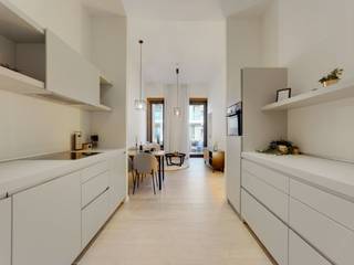 Dit prachtige appartement van ca 64 m² in Antwerpen, gelegen in het recent gebouwde Schelde 21 (bouwjaar 2016), is een assistentiewoning en biedt een ongekend niveau van dienstverlening. Het is bovendien een uitstekende investering te koop in Antwerpen. Geniet van een uitgebreid zorg- en dienstenpakket op maat, inclusief manicure, kapper, fitness, zwembad, sauna en een restaurant. Een woonassistent staat tot uw dienst en het appartement is uitgerust met een noodoproepsysteem, zodat u 24/7 verzekerd bent van de nodige zorgen. Dit vastgoed te koop in Antwerpen combineert comfort met een zorgeloze toekomst. In dit project worden licht en zicht benadrukt met kamerhoge raampartijen en ruime terrassen. Dit ervaart u meteen wanneer u het appartement betreedt in de aangename leefruimte. Het aangrenzende riante terras biedt u naast een zijdelings zicht op de Schelde ook de mogelijkheid om bij slecht weer te vertoeven in de voorziene wintertuin. Zoekmachinevriendelijke termen voor dit vastgoed in Antwerpen zijn onder andere 'assistentiewoning Antwerpen', 'investering vastgoed Antwerpen' en 'appartement te koop Schelde'. Indeling van dit instapklare appartement in Antwerpen: - Inkomhal met kast. - Open keuken: De open keuken in een strak wit design is uitgerust met een koelkast, diepvriezer, kookvuur, afwasmachine en combi-oven. - Riante slaapkamer. - Badkamer met regendouche, lavabo en toilet. Bent u op zoek naar een assistentiewoning te koop in Antwerpen, gebouwd in 2016 en ideaal als investering? Dit exclusieve vastgoed combineert comfort en zorg op een toplocatie in Antwerpen. Neem contact op voor meer informatie over dit appartement te koop.