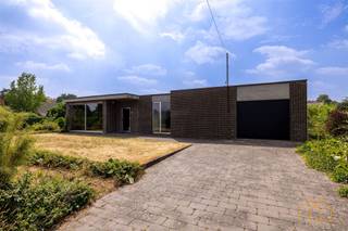 <p>Welkom in deze prachtige woning op een super-locatie! </p><p>Gelegen in een zijstraat van de Retieseweg, biedt ze een vlotte verbinding met omliggende gemeentes, scholen en snelwegen, en is ze ook een ideale uitvalsbasis voor rustige wandelingen in de groene omgeving.</p><br /><p>De woning ligt mooi vooraan op het perceel van dik 15 are. De ruime tuin met terrassen is zuidelijk georiënteerd.</p><br /><p>De Inkomhal biedt toegang tot een bureau, een apart toilet en de living. Ideaal voor wil al eens een klant wil ontvangen zonder die in de privé toe te laten.</p><br /><p>De open leefruimte, met veel glas en zicht op de tuin voelt gezellig aan. Ze heeft meerdere, gezellige hoekjes. De keuken werd enkele jaren geleden vernieuwd. Aansluitend bij de keuken ligt een ruime berging. </p><p>In de inkomhal, het bureau en leefruimtes werd recent een neutrale, grijze vloer gelegd.</p><p><br />Er zijn 3 ruime slaapkamers, waar van 2 gescheiden door een kastenwand<br />De wasplaats/berging kan omgebouwd worden tot grotere badkamer. Het 2de toilet is apart.<br />Onder bijna de ganse woning zit een kruipkelder</p><br /><p>Laat je niet afschrikken door het EPC. Verstandig renoveren doet wonderen. Plaatsen van isolatie op het plat dak, airco's en 6000wp zonnepanelen, en verwijderen van de mazoutketel brengt het <strong>EPC naar label B </strong>(zie simulatie in bijlage).</p><br /><p><u>Groot voordeel in registratie en BTW</u></p><p>Bij aankoop als eerste woning of vervanger binnen 2 jaar betaal je slechts 2% registratierechten!</p><p>Bij renovatie, of sloop en wederopbouw, betaal je slechts 6% ipv 21% BTW </p><p>Het rechts aanpalend perceel bouwgrond van 1247m² kan mee worden aangekocht!<br /> </p><p><u>Afspraak</u></p><p>Is jouw aandacht geprikkeld? Maak dan snel een afspraak!</p><br /><p><u>Jouw NXXT STEP</u></p><p>Heb je plannen om jouw pand te verkopen of te verhuren? Regel een gesprek met NXXT!<br />Samen bekijken we de mogelijkheden die jouw pand biedt, en koppelen die aan jouw wensen<br />Samen maken we van jouw vastgoeddrom een Succesvolle NXXT STEP! </p>