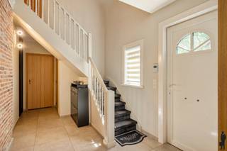 <h2>Instapklare tijdloze villa op rustige locatie te Schoten!</h2>
<p><strong>Indeling</strong></p>
Gelijkvloers:<br /><br />- Ruime Inkomhal met gastentoilet en vestiareruimte<br />- Zeer ruime leefruimte (ca. 77m²) met mooi lichtinval, verruimd door een mooie aanbouw met toegang tot de tuin voorzien van inbouwspots en airco. Sfeervolle bar met zicht op de tuin.<br />- Volledig geïnstalleerde keuken (ca. 14m²) voorzien van alle toestellen (o.a. AEG oven, AEG microgolfoven, vaatwasser, ...), veel werkblad alsook met mooi groen zicht<br />- Bureauruimte met ingemaakte kasten en met zicht op de tuin<br />- Aansluitend een zeer praktische wasplaats, welke ook rechtstreeks toegang geeft tot de tuin<br />- Een ruime garage (ca. 20m²), meerdere parkeerplaatsen op de oprit<br /><br />Verdieping:<br /><br />- Masterslaapkamer (ca. 20m²) met aansluitend dressing (ca. 9m²)<br />- Tweede slaapkamer (ca. 15m²)<br />- Derde slaapkamer (ca. 11m²)<br />- Volledig vernieuwde badkamer (ca. 9m²) met ligbad, inloopdouche en dubbel lavabomeubel<br />- Tweede toilet op de overloop 1ste verdiep<br />- Toegang tot de zolderruimte<br /><br />Algemeen<br />✔ Hoogwaardige afwerking - tot in de perfectie afgewerkt en onderhouden<br />✔ Een uitgebreid beveiligingssysteem, inclusief camera's, bewegingsdetectie, branddetectie en slimme meldingen. Verschillende functies kunnen eenvoudig worden beheerd via smartphone of tablet, wat zorgt voor extra comfort en gemoedsrust.<br />✔ Ruime inpandige garage en parkeergelegenheid op de oprit<br />✔ Tuin is volledig omheind en geprivatiseerd - 2 mooie ruime terrassen (aan de achterkant + aan de zijkant van de woning)<br />✔ Condensatieketel op aardgas (Junkers) via radiatoren, airco in de leefruimte en op 1ste verdiep