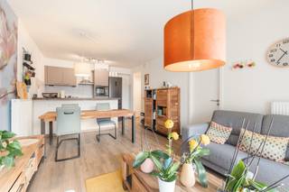 <h2><span>Instapklaar appartement met uitzonderlijk terras van 30 m²</span></h2><p><span>Op wandelafstand van Park Spoor Noord bevindt zich dit instapklare en energiezuinige één slaapkamerappartement. Het appartement combineert een praktische indeling met een uitzonderlijk ruime buitenruimte en een aangenaam uitzicht.</span></p><p><span>De absolute blikvanger is het zonnige terras van maar liefst </span><span>30 m²</span><span>. Hier is voldoende plaats voor een eettafel, loungeset en planten. Dankzij het uitzicht op het groene binnengebied geniet u van rust, terwijl u toch vlak bij het bruisende stadsleven woont.</span></p><h3><span>Indeling</span></h3><p><span>Inkomhal, lichtrijke woonkamer met open keuken, slaapkamer, badkamer met ligbad, apart toilet, berging en een groot aansluitend terras. Een ruime private kelder is inbegrepen.</span></p><h3><span>Extra comfort</span></h3><p><span>Het appartement beschikt over airconditioning, een zonneluifel en vliegenramen op maat. In het gebouw zijn een lift en een gemeenschappelijke fietsenstalling aanwezig.</span></p><h3><span>Troeven</span></h3><ul><li><span>Circa 55 m² bewoonbare oppervlakte</span></li><li><span>Uitzonderlijk terras van 30 m²</span></li><li><span>Instapklaar en goed onderhouden</span></li><li><span>Elektriciteit conform</span></li><li><span>Airconditioning</span></li><li><span>Zonneluifel en vliegenramen</span></li><li><span>Private kelder</span></li><li><span>Gemeenschappelijke fietsenstalling</span></li><li><span>Lift aanwezig</span></li><li><span>Lage gemeenschappelijke kosten van circa 70 per maand</span></li><li><span>Recent gebouw uit 2017</span></li></ul><h3><span>Ligging</span></h3><p><span>Het appartement ligt in de wijk Den Dam, vlak bij Park Spoor Noord en de vernieuwde Slachthuissite. Ook het Eilandje, winkels, horeca en openbaar vervoer zijn vlot bereikbaar.</span></p><p><span>Dit appartement is een uitstekende keuze als eerste eigen woning, stadsappartement of investering. Energiezuinig wonen met een buitenruimte die zelden te vinden is in de stad.</span></p><p><span>Interesse? Neem contact met ons op voor meer informatie of een bezoek ter plaatse.</span></p>