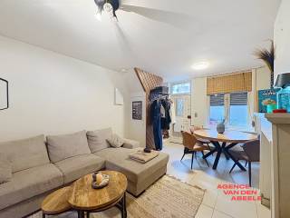Deze charmante woning in Brugge biedt een comfortabele leefruimte met twee slaapkamers. De woning beschikt over een praktische indeling met een gezellige woonkamer en een goed uitgeruste keuken, perfect om vele mooie momenten te beleven.<br />Alsook beschikt de woning over een gezellige stadskoer.<br /><br />De badkamer is modern en functioneel, uitgerust met de nodige voorzieningen voor dagelijks comfort. Dankzij de slimme indeling is elke ruimte optimaal benut en voelt het huis ruim en licht aan.<br /><br />Gelegen in een rustige buurt van Brugge, doch heel dichtbij het centrum, combineert deze woning rust met nabijheid van alle stedelijke voorzieningen. Een ideale plek om thuis te komen.