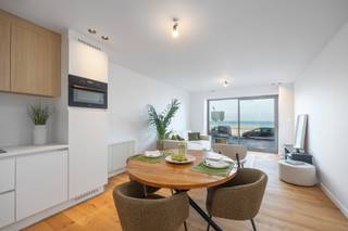 Hoogwaardige totaaltransformatie tot exclusieve, instapklare nieuwbouwappartementen met frontaal zeezicht<br /><br />Dit gebouw onderging een doordachte transformatie waarbij nieuwe, volwaardige appartementen werden gerealiseerd. De authentieke structuur van het pand werd gerespecteerd, terwijl de woonentiteiten volledig nieuw werden opgebouwd volgens de normen van vandaag. Een ideale opportuniteit voor wie charme en modern comfort wil combineren.<br /><br />Laat u verleiden door dit uitzonderlijk appartement, volledig en hoogwaardig gerenoveerd met oog voor detail, comfort en tijdloze elegantie. Gelegen op een gegeerde ligging, geniet u hier van een ononderbroken, frontaal zeezicht dat elke dag aanvoelt als vakantie.<br /><br />De royale leefruimte baadt in natuurlijk licht en werd afgewerkt met maatwerkmeubilair en verfijnde materialen. De luxueuze keuken, volledig uitgerust met hedendaagse toestellen, combineert strak design met maximaal gebruikscomfort en vormt een perfecte setting.<br /><br />Het appartement beschikt over een ruime berging met aansluiting voor wasmachine en droogkast. De badkamers zijn voorzien van een ruime inloopdouche, praktische lavabo met opbergruimte, spiegel met verlichting en handdoekenradiator.<br /><br />Als extra luxe kan u gebruikmaken van het gemeenschappelijk zwembad, een zeldzame meerwaarde die het vakantiegevoel compleet maakt.<br /><br />Dit appartement is uitermate geschikt als vaste bewoning, stijlvol tweede verblijf of zorgeloze investering met sterke verhuurpotentie.<br /><br />Indeling:<br />GLV: inkomhal - ruime berging - apart toilet - badkamer met inloopdouche en lavabo - praktische slaapkamer met zicht op zee - keuken voorzien van alle nodige comfort - terras - gemeenschappelijk zwembad - mogelijkheid tot aankopen/huren van een staanplaats aan het gebouw<br /><br />Troeven:<br />- Volledig gerenoveerd<br />- Smaakvol ingericht<br />- Gemeenschappelijk zwembad<br />- Gemeenschappelijke fietsenberging<br /><br /><br />Interesse in dit prachtige appartement?<br />Aarzel niet om contact met ons op te nemen via 059 41 10 10 of info@immopadiva.be ook op zondag! Wij helpen je graag verder.