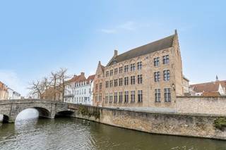 In de historische Spanjaardstraat, gelegen nabij de Augustijnenrei, bevindt zich dit unieke appartement in de prestigieuze Residentie Villa Medici.Bij het binnenkomen in dit historische pand, waarvan de oorsprong van de gevel teruggaat tot de 17e eeuw, valt direct de harmonie tussen geschiedenis en moderniteit op. Waar het gebouw vroeger statige grandeur uitstraalde, is het inmiddels volledig vernieuwbouwd tot een hedendaagse parel. De ruimtes genieten van een hoogwaardige afwerking die de authentieke ziel van de Brugse binnenstad perfect combineert met alle modern comfort.Indeling:2°V.:- Inkomhal met apart toilet- Een sfeervolle woonkamer die rust en authenticiteit uitstraalt.- Open keuken, volledig ingericht en naadloos aansluitend bij het leefgedeelte.- Slaapkamer- Badkamer voorzien van eigentijds sanitair en kwalitatieve materialen.- Kelderberging (04)- Staanplaats (8) absolute troef in het centrum van BruggeDe ligging nabij de Augustijnenrei maakt het plaatje compleet. U woont hier in een oase van rust, terwijl de historische markt, de reitjes en de gezellige Brugse pleinen letterlijk om de hoek liggen.De eigendom wordt aangeboden via de Pre-sale formule. Op 28/03/2026 tussen 09:00 en 12:00 kan u de woning op afspraak komen bezichtigen en een bod uitbrengen. De vermelde prijs is een instelprijs. Voor meer info, gelieve contact op te nemen met de dossierverantwoordelijke.