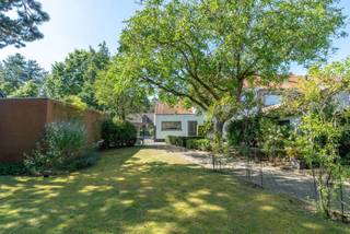 <p><span>Ideaal gelegen gezinswoning met prachtige tuin en garage te Vosselaar<br />3 slpks | EPC: D-label | Beschikbaar: 01/08/2026 | Top locatie nabij centrum Vosselaar<br /><br />Bezoek aanvragen kan via deze link: https://dilegno.mijnhuurprofiel.be/property/3d55b996-e747-4086-8cbe-c1614b638cd5<br /><br /><strong><span>Omschrijving:<br /></span></strong></span><span>We betreden deze gezinswoning via de charmante inkomhal. Het gelijkvloers omvat een lichtrijke woonkamer, een ruime keuken en een wasplaats/doucheruimte met toilet. De keuken is uitgerust met een kookplaat, spoelbak, oven, koelkast en vaatwasser, en biedt toegang tot de praktische kelder. Op de eerste verdieping beschikt de woning over 3 volwaardige slaapkamers en een badkamer. De badkamer is uitgerust met een ligbad, badkamermeubel met wastafel en toilet.<br /><br />Vanuit de eetkamer en keuken geniet men van een prachtig zicht over de gezellige, grote tuin.<br />Tevens beschikt men over een garagebox en een zéér ruime bergplaats achteraan het perceel.<br /><br /><strong><span>Algemeen:</span></strong><br />- Top locatie op wandelafstand van het centrum van Vosselaar!<br />- Beschikbaar: 01/08/2026<br />- Ruime tuin<br />- Garagebox<br /></span></p>