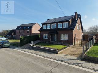 Deze knap gerenoveerde gezinswoning is een echte topper.Niet alleen de ligging, maar ook de ruimte die je hier terugvindt, kom je zelden tegen.Voor...