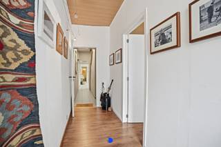 Verrassend ruime rijwoning  met veel potentieel op een centrale locatie in Tielt, dicht bij het Paterspark, winkels, scholen, het stadscentrum en het station.<br /><br />Het pand deed eerder dienst als kinderopvang en muziekwinkel wat meteen het potentieel onderstreept voor wie wonen wil combineren met een zelfstandige activiteit, praktijk of kantoor. De woning biedt tal van mogelijkheden dankzij haar flexibele indeling en gunstige ligging. Achteraan beschikt het pand bovendien over twee garages met bovenliggende polyvalente ruimte. Een absolute meerwaarde in het centrum.<br /><br />Dankzij het gunstig epc-label B geniet u van een energiezuinige woning zonder renovatieverplichting.<br /><br /><strong>Indeling:</strong><br />Via de inkomhal zijn er 3 grote ruimtes met daartussen de trap &amp; vestiaire. Centraal bevindt zich een toilet, de badkamer met ligbad en lavabo en een koer die in verbinding staat met de berging/wasplaats en de garages achteraan.<br /><br />Op het verdiep een mooi uitgeruste keuken met werkblad in blauwsteen en gezellige leefruimte met parket. Ruim terras aan de keuken met verbinding naar de polyvalente ruimte boven de garage. Op het terras geniet je in alle privacy van de goede oriëntatie.<br /><br />Op de 2de verdieping bevinden zich naast het toilet ook 2 slaapkamers, waarvan 1 met dressing (of eventueel 3de slaapkamer).<br /><br />De 2 garages met sectionaalpoorten achteraan zijn bereikbaar via de Volderstraat. Boven de garages is een polyvalente ruimte waar ook verwarming voorzien is. Via het dakterras sta je in verbinding met het woongedeelte.<br /><br />Ontdek de indeling virtueel via volgende link:<br />https://visithome.ai/QJHG9WKCgLVXtqdac2Zdci?t=1768301283&amp;mu=m<br /><br /><strong>Details:</strong><br />- 7 zonnepanelen<br />- elektrische installatie conform<br />- cv op aardgas<br />- schrijnwerk deels in hout &amp; deels in pvc met dubbele beglazing<br />- beschikbaarheid in overleg te bespreken<br /><br /><strong>Contact:</strong><br />Voor meer informatie of een bezoek, contacteer Stijn op 0491 61 42 19 of info@stijndebusschere.be.<br /><br /> 