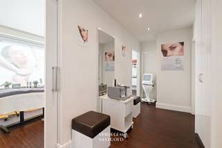 <p><span>Topligging<br /></span><span>In het centrum van Evergem, op een as met veel passage en maximale zichtbaarheid, een ideale uitgangspositie voor elke handelszaak of praktijk.<br />De R4 ligt op enkele minuten, openbaar vervoer en veilige fietsverbindingen liggen om de hoek.<br />Ook voor bewoning is de ligging perfect met scholen en winkels op wandelafstand.<br /><br /></span><span>Knap handelspand met ruime woonst<br /></span><span>Dit instapklaar pand combineert een mooie handelsruimte op het gelijkvloers met een volwaardige woonst.<br />Vandaag ingericht als schoonheidsinstituut dat naar een andere locatie verhuist, waardoor de commerciële ruimte vrijkomt.<br /><br />/ handelsruimte gelijkvloers - 89 m²<br />Je komt binnen in een ruime ontvangst.<br />De grote etalageramen doen het pand vanop straat meteen opvallen.<br />Momenteel ingericht in drie volwaardige behandelruimtes, een douche en een apart toilet. <br />Alles is afgewerkt en meteen bruikbaar, ook voor een praktijk, kantoor of ander vrij beroep of makkelijk her in te richten naar 1 grote ruimte.<br />De handelszaak is voorzien van airconditioning.<br /><br />/ woongedeelte met 3 slaapkamers en terras - 163 m²<br />De woonst is volledig gescheiden van de handelszaak en heeft een eigen ingang. <br />Op het gelijkvloers vind je een ruime zithoek met aansluitend de eetplaats en een open keuken met groot kookeiland en inbouwtoestellen. <br />Via de schuiframen stap je zo op het mooi afgeschermde terras van 44 m².<br />Boven brengt de nachthal je naar drie slaapkamers, een bureau en een badkamer met douche, dubbele lavabo en toilet. <br />Tenslotte is er nog een bergzolder.<br /><br /></span><span>Extra<br /></span><span>/ 22 zonnepanelen<br />/ EPC C<br />/ elektrische rolluiken gelijkvloers vooraan, manueel op de verdieping<br />/ aparte thermostaten tussen handel en woonst<br />/ eigen parkeerplaats naast de woning<br /><br /><br /></span></p>