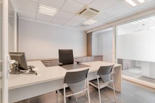 <h3><strong>Instapklare handelsruimte van ca. 150 m² te koop in centrum van Waregem</strong></h3>
<p>Bent u op zoek naar een professionele locatie voor uw onderneming? Deze instapklare handelsruimte van ca. 150 m² biedt tal van mogelijkheden voor zelfstandigen, vrije beroepen, praktijken, kantoren of andere commerciële activiteiten.</p>
<p>De eigendom beschikt over een wachtruimte, vier afzonderlijke bureel- of praktijkruimtes, een extra archiefruimte/stockage, berging, keuken, toilet en een inpandige garage. Dankzij de flexibele indeling kan de ruimte eenvoudig aangepast worden aan uw activiteit.</p>
<p><strong>Troeven:</strong></p>
<ul><li>Centrale ligging in Waregem</li><li>Vlotte verbinding met de E17</li><li>Geschikt voor diverse zelfstandige activiteiten</li><li>Flexibele indeling met tal van gebruiksmogelijkheden</li><li>Energiezuinig gebouw (EPC-label A)</li><li>Goede parkeermogelijkheden in de omgeving</li><li>Instapklaar en onmiddellijk beschikbaar</li></ul>
<p><strong>VANAFPRIJS VAN 199.000 EURO, ALLE BIEDINGEN VANAF DEZE PRIJS WORDEN VOORGELEGD AAN DE EIGENAAR<br /><br />Interesse? </strong>Contacteer <strong>Sofie Bossuyt</strong> via <strong>0474 222 182</strong> voor meer informatie of een bezoek ter plaatse. Ontdek zelf de mogelijkheden die deze uitzonderlijke commerciële ruimte te bieden heeft.</p>