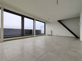 Deze ruime en comfortabele duplex penthouse is gelegen in een recent gebouwde residentie in het centrum van Harelbeke. De lichtrijke leefruimte...