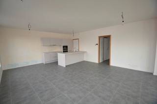 Parkresidentie Stadsterras omvat energiezuinige nieuwbouwappartementen gelegen op een absolute toplocatie, vlak aan Mortsel Terminus en het winkelcentrum, maar wel zeer rustig gelegen in het parkgebied Oude God! In deze fase worden er 67 appartementen verkocht, verdeeld over 3 moderne gebouwen, die allen beantwoorden aan de hoogste eisen op vlak van energiezuinigheid en comfortabel wonen! Appartementen met 1 slk van 54 m²; 2 slk appartementen van 92 m² tot 114 m² en 3 slk appartementen van 116 m² tot 139 m², allen voorzien van ruime, zonnige terrassen; grote glaspartijen; kwalitatieve akoestische en thermische isolatie (maximum E-peil 30); ventilatiesysteem type D; individuele zonnepanelen; vloerverwarming; enz. Deze appartementen hebben via ruime personenliften rechtstreeks toegang tot de ondergrondse parkings, fietsenstallingen en kelderbergingen. De appartementen zijn reeds volledig geschilderd en onmiddellijk beschikbaar. Reeds 80 % verkocht! Kijk op www.immopatio.be voor meer informatie en grondplannen of contacteer ons voor een vrijblijvende informatiebrochure of een bezoek aan het modelappartement.<br /> 