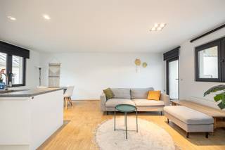 <p>Je koffers uitpakken en meteen thuis zijn. In het hart van de geliefde Harmoniewijk vind je dit volledig gerenoveerde en smaakvol gemeubelde dakappartement met één slaapkamer, terras én private berging.</p><p>De locatie is een stevige troef. Het Harmoniepark en Albertpark liggen vlakbij, net als gezellige restaurants, koffiebars, winkels en supermarkten. Ook richting centrum, Ring en belangrijke invalswegen zit je hier uitstekend. Een rustige woonbuurt, zonder de stad te moeten missen.</p><p>• Toplocatie in hartje Harmoniewijk <br />• Volledig gerenoveerd <br />• Volledig gemeubeld verhuurd <br />• 1 ruime slaapkamer met dressing <br />• Terras <br />• Private berging <br />• EPC B <br />• Domicilie mogelijk <br />• Beschikbaar vanaf 15 oktober</p><p>Het appartement bevindt zich op de derde verdieping van een kleinschalig gebouw met slechts vier units. Binnen zorgt de combinatie van de renovatie, het natuurlijke licht en de inrichting voor een aangename, instapklare woonplek.</p><p>De leefruimte brengt living, eetplaats en open keuken mooi samen. De keuken is volledig uitgerust, terwijl je vanuit de woonkamer rechtstreeks toegang hebt tot het terras: ideaal voor een koffie in de ochtend of een glas wijn na het werk.<br />Achteraan bevindt zich de ruime slaapkamer met ingebouwde dressing. De badkamer beschikt over een ligbad met douche en wastafel. Ingebouwde kasten in de inkomhal, een afzonderlijk toilet en een private berging zorgen ervoor dat ook praktisch alles klopt.</p><p>Centraal wonen, maar toch rust, groen en je eigen buitenruimte? Hier hoef je niets meer te installeren — alleen nog te verhuizen.</p><p>Interesse in dit appartement?<br />Gelieve het formulier onderaan de advertentie van het pand op www.sinjoor.be in te vullen en alle vragen te beantwoorden. De dossierverantwoordelijke zal nadien contact met u opnemen.</p>