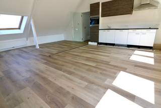 Dit aantrekkelijk en smaakvol gerenoveerd dakappartement combineert hedendaags wooncomfort met een uitstekende centrale ligging. Dankzij de nabijheid van winkels, scholen, openbaar vervoer en belangrijke invalswegen geniet u hier van een optimale bereikbaarheid en alle dagelijkse voorzieningen binnen handbereik.

Het appartement werd met oog voor detail gerenoveerd en is voorzien van alle moderne comfort. De verzorgde afwerking en aangename woonomgeving zorgen voor een eigentijdse en gezellige thuis waar het heerlijk vertoeven is.

De indeling is als volgt: een inkomhal, een toilet, ruime leefruimte met veel lichtinval met open keuken, twee slaapkamers, een badkamer en een berging.

Beneden vindt u de gemeenschappelijke fietsenberging.

Het appartement is instap klaar en is volledig geschilderd.

Een instapklaar dakappartement dat comfort, stijl en een gunstige ligging moeiteloos combineert. Ideaal voor wie zorgeloos wil wonen op een centrale locatie!

Interesse in dit lichtrijk appartement? Maak uw afspraak via www.vastgoedunicum.be of stuur een e-mail naar verhuur@vastgoedunicum.be
