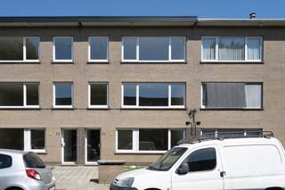 Dit recent gerenoveerde opbrengsteigendom( meerdere foto's zijn komende) is rustig gelegen en geniet tegelijk van een uiterst centrale ligging. Het gebouw omvat drie instapklare appartementen, elk ingedeeld met een inkomhal voorzien van vestiairekast, een apart gastentoilet, een ingerichte badkamer, een lichtrijke leefruimte, een volledig geïnstalleerde keuken en twee volwaardige slaapkamers. Vanuit één van de slaapkamers heeft men rechtstreeks toegang tot de privatieve tuin of de ruime terrassen over de volledige breedte van het appartement.<br /><br />Dankzij de kwalitatieve renovatie en de aantrekkelijke ligging vormt dit pand een uitstekende investering met een mogelijke huuropbrengst van minimaal € 41.400 per jaar.<br /><br />Daarnaast bestaat de mogelijkheid om garageboxen bij aan te kopen aan € 25.000 per stuk. Er zijn momenteel vijf garageboxen beschikbaar, wat een extra meerwaarde biedt voor zowel verhuur als toekomstig rendement.<br /><br />Bent u op zoek naar een zorgeloze investering zonder technische bekommernissen, dan biedt dit eigendom een unieke opportuniteit.<br /><br />Extra informatie:<br />Alle nutsvoorzieningen zijn individueel;<br />Gunstig EPC's;<br />goed ligging;<br />Recent gerenoveerd gebouw.<br /><br />De beschikbare documenten kan u terugvinden via de downloads op onze website.<br />Voor meer informatie kan u terecht op www.hansvastgoed.com of contact opnemen via info@hansvastgoed.com of +32 3 366 05 30.