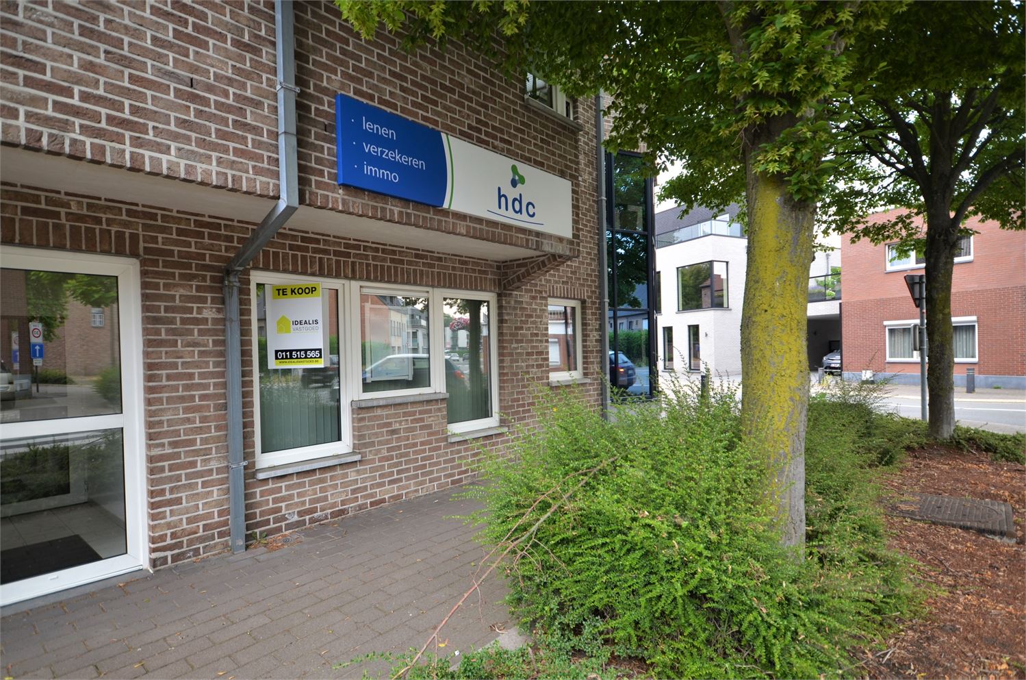 Ruim kantoor met burelen op zeer gunstige en commerciële locatie in Hamont-Achel. Ideaal voor een zelfstandige activiteit of vrij beroep! - foto 3