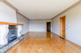Op de vierde verdieping van Residentie Palladium bevindt zich dit <strong>stijlvolle appartement van ca. 137 m²</strong> waar ruimte, licht en comfort elkaar moeiteloos vinden. De royale raampartijen laten het daglicht rijkelijk binnenstromen en versterken het <strong>ruimtelijk gevoel</strong> dat doorheen het hele appartement voelbaar is.<br /><br />De leefruimte vormt het kloppende hart van het appartement: een uitnodigende plek die gezelligheid uitstraalt en waar het schuifraam naadloos de verbinding maakt met het <strong>zonnige, zuidgerichte terras</strong>. Hier geniet u van het open zicht over de stad. De volledig uitgeruste keuken sluit harmonieus aan op de leefruimte en wordt aangevuld met een praktische berging, discreet geïntegreerd voor extra wooncomfort. <br /><br />Bij het betreden van het appartement valt het ruimtelijk gevoel meteen op. De inkomhal leidt u naar een multifunctionele berging, afzonderlijk gastentoilet en de badkamer. De <strong>twee volwaardige slaapkamers</strong> zijn bijzonder ruim bemeten en genieten elk van een eigen terras, wat zorgt voor extra lichtinval en een aangename connectie met de buitenruimte. Eén slaapkamer bevindt zich aan de voorzijde van het gebouw, de andere aan de achterzijde.<br /><br />Bij het appartement hoort een <strong>praktische kelderberging</strong>. <br />Bovendien is er de mogelijkheid om een <strong>ondergrondse garage</strong> aan te kopen voor €25.000.<br /><br />Met zijn royale oppervlaktes, twee aangename terrassen, <strong>overvloedige lichtinval</strong> en centrale ligging op wandelafstand van het station en alle voorzieningen, vormt dit appartement een bijzonder aantrekkelijke woonplek voor wie op zoek is naar ruimte, comfort en een <strong>zorgeloze levensstijl</strong> in het hart van Sint-Niklaas.<br /><br />U kan een bezoek aanvragen via laurens@claves.be of op het nummer 0476 21 35 46.
