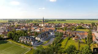 <p>Ontdek dit exclusieve nieuwbouwproject in Westkapelle Dorp. Rustig gelegen in het groen en nabij het centrum van Knokke. Hier woont u in een aangename parkomgeving, met alle voorzieningen binnen handbereik. Het project omvat 17 stijlvolle gestapelde wooneenheden, opgebouwd uit een gelijkvloerse woonunit met daarboven een ruime duplexwoning. De duplexen zijn toegankelijk via een privatieve trap en/of privatieve eigen huislift, wat zorgt voor een optimaal comfort en een gevoel van privacy. Alle woonentiteiten beschikken over ruime terrassen en/of een eigen tuin met gunstige oriëntatie. Kwaliteit en duurzaamheid staan centraal, met onder meer energiezuinige verwarming via warmtepompen (lucht-water). In totaal zijn er 18 garageboxen en 9 bovengrondse parkeerplaatsen voorzien. Mogelijkheid tot aankopen onder het gunstige 6% BTW-tarief. De start van de werken is voorzien in september 2026 en de oplevering wordt verwacht midden 2028. Een unieke opportuniteit om te wonen in alle rust, met hedendaags comfort, op een uitzonderlijke locatie in Westkapelle.</p>