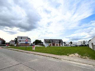 Bouwgrond met een totale grondoppervlakte van ca. 845m² te koop in het centrum van Wielsbeke. Deze bouwgrond voor alleenstaande bebouwing ligt op wandelafstand van winkels, scholen en invalswegen. Interesse in deze bouwgrond? Contacteer ons voor meer info via 056 605 605 of rob.vandaele@dewaele.com.