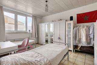 Bent u op zoek naar een solide investering met een onmiddellijk en aantrekkelijk rendement? Wij presenteren u deze unieke kans in de Petrus Bayenstraat 79 te Groot-Bijgaarden (Dilbeek). Dit volledige appartementsgebouw biedt u de zeldzame mogelijkheid om eigenaar te worden van een volledig pand (zonder mede-eigendom) met een netto rendement van ca. 3,80%.<br /><br />Waarom dit gebouw uw volgende investering is:<br />Drie Ruime Appartementen: Het gebouw bestaat uit drie erkende wooneenheden, elk voorzien van 2 slaapkamers. De huidige maandelijkse huuropbrengst bedraagt € 2.652, wat zorgt voor een stabiele cashflow vanaf dag één.<br /><br />
<ul>
<li>Volledige Controle: Geen syndicus, geen gemeenschappelijke kosten die u niet zelf in de hand heeft, en geen algemene vergaderingen. U bent de enige beslissingsnemer.</li>
<li>Extra Opslagruimte: Het pand beschikt over een ruime kelder en een zolder, wat een enorme functionele meerwaarde biedt voor uw huurders.</li>
<li>Uitzonderlijke Ligging: Gelegen in een rustige doch uiterst centrale straat. Op wandelafstand van winkels, scholen en openbaar vervoer, met een directe verbinding naar de Brusselse Ring en de E40.</li>
</ul>
<br />Energieprestaties (EPC):<br /><br />
<ul>
<li>Gelijkvloers: 646 kWh/m² jaar (Label F)</li>
<li>1ste Verdieping: 153 kWh/m² jaar (Label B)</li>
<li>2de Verdieping: 630 kWh/m² jaar (Label F)</li>
</ul>
<br />Wenst u meer informatie of een bezoek ter plaatse?<br />Neem vandaag nog contact op met Nils Deblock voor een afspraak:<br /><br />📞 0497 248 251<br />📧 nils.deblock@weinvest.be<br /><br />Mis deze unieke kans niet om een volledig gebouw te verwerven in een van de meest gezochte regio’s rond Brussel. Ideaal voor de vooruitziende investeerder!