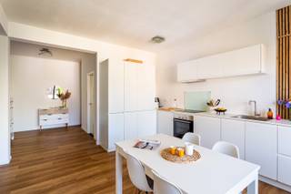 Locatie<br />Gelegen in het hartje van Antwerpen geniet deze flat van een uitstekende bereikbaarheid met vlotte verbindingen naar belangrijke invalswegen en het openbaar vervoer. Het bruisende stadscentrum bevindt zich op wandelafstand, waardoor winkels, restaurants, scholen en ontspanningsmogelijkheden zich allemaal binnen handbereik bevinden. Een ideale ligging voor wie comfortabel en centraal wil wonen.<br /><br />Beschrijving<br />Deze volledig gerenoveerde en bemeubelde flat bevindt zich op de vierde verdieping van een verzorgd gebouw met lift en biedt een aangename, lichtrijke woonomgeving. Dankzij de grote raampartijen geniet de ruimte van veel natuurlijke lichtinval. De indeling is praktisch en doordacht, met een aparte slaapkamer en een afzonderlijke badkamer. De studio beschikt over een uitgeruste keuken (met aansluiting voor wasmachine) en ruimte voor het inrichten van een gezellige zithoek. Bovendien is het appartement energiezuinig met een EPC-label B en beschikt het over een privatieve kelderberging. Dankzij de recente renovatie en conforme elektriciteit is dit bovendien een zorgeloze en rendabele investering.<br /><br />Belangrijkste kenmerken:<br />- Vlotte verbindingen<br />- Volledig gerenoveerd<br />- Lift aanwezig<br />- Veel lichtinval<br />- Prijs inclusief alle meubels, televisie, wasmachine,.. <br />- Energiezuinig (EPC label B)<br />- Elektriciteit conform<br />- Privatieve kelderberging<br /><br />Verplichte vermeldingen:<br />EPC: 172 kWh/m²<br />P-score: C & G-score: C<br />Stedenbouw: Vg-Wche-Gvkr-Gmo-Gvv