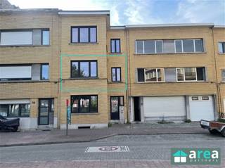 <p><span>Instapklaar appartement op het eerste verdiep met 2 slaapkamers en terras te huur</span></p><p><span>Dit volledig gerenoveerde appartement, gelegen aan de </span><span>Kampioenstraat 54, 2020 Antwerpen</span><span>, is instapklaar en onmiddellijk beschikbaar. Dankzij de recente renovatie in </span><span>2026</span><span> geniet u van een moderne afwerking en optimaal wooncomfort.</span></p><p><span>Het appartement bevindt zich op een uitstekende locatie, met winkels, openbaar vervoer, scholen en belangrijke invalswegen in de onmiddellijke omgeving.</span></p><p><span>Indeling:</span></p><ul><li><span>Ruime en lichtrijke leefruimte </span></li><li><span>Grote, volledig ingerichte keuken </span></li><li><span>2 volwaardige slaapkamers </span></li><li><span>Badkamer met douche, lavabo en toilet </span></li><li><span>Terras, ideaal om te ontspannen of te genieten van de buitenlucht </span></li></ul><p><span>Troeven:</span></p><ul><li><span>Volledig gerenoveerd in 2026 </span></li><li><span>Terras </span></li><li><span>Ruime keuken </span></li><li><span>Centrale en vlot bereikbare ligging </span></li><li><span>Onmiddellijk beschikbaar </span></li></ul><p><span>Huurvoorwaarden:</span></p><ul><li><span>Onmiddellijk beschikbaar </span></li><li><span>Gemeenschappelijke kosten: 50/maand (voor elektriciteit van de gemeenschappelijke delen en poetsen van de gemeenschappelijke delen) </span></li><li><span>Huurwaarborg: 3 maanden </span></li></ul><p><span>Voor meer informatie of een bezoek kunt u contact opnemen met Area Partners via <span>info@area.be</span></span><span> of 03/284.60.60</span></p>