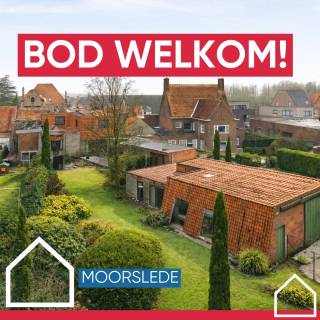 Een verborgen villa met praktijkruimte, bijgebouw en loods in het centrum van Moorslede ook wel de 'groene long' genoemd op maar liefst 1461m². Deze unieke eigendom biedt de kans om te genieten van een ongekend ruime levensstijl te midden van alle voorzieningen. Met zijn 4 SLPKS, praktijkruimte, bijgebouw (eventueel hobbyruimte of kangoeroewoning) en loods biedt het pand tal van mogelijkheden aan. Deze woning is 'instapklaar', want met zijn gunstig EPC is er geen renovatieplicht aan gebonden.<br />ONTDEK DE VASTGOEDVIDEO; https://youtu.be/zcMC8s54jok<br />INDELING:<br />GELIJKVLOERS;<br />Praktijkruimte met zicht en toegang op de tuin (21,4m²) - sanitair bestaande uit een inloopdouche, enkele wasmeubel (4,2m²) - berging (4,3m²) - toilet - garage met automatische sectionale poort (plaats voor 3 auto's) (93,1m²) - grote tuin ong. 3.000m² (in optie aan te kopen)<br />WOONVERDIEP;<br />Traphal (9,2m²) - bureau/slaapkamer (40,3m²) - inkomhal met apart toilet en spoelbakje + vestiaire (30m²) - leefruimte met houtkachel (58,3m²) - keuken met vaatwasser, oven, microgolf, koelkast, diepvries, droogkast, dampkap en vitro keramisch kookplaat (14,1m²) - binnenzwembad met omkleedruimte (54,9m²) <br />SLAAPVERDIEP;<br />Nachthal (6,3m²) - 3 slaapkamers (40,5m² - 30,2m² - 15,2m²) + ensuite badkamer met ligbad, toilet en enkele lavabo (6,3m²) - douchekamer bestaande uit douchecel en enkele lavabo (2,4m²) <br />TE RENOVEREN KANGOEROEWONING/HOBBYRUIMTE;<br />Polyvalente overdekte ruimte met sanitair gedeelte (57,6m²) - Loods (plaatst voor 2 auto's of voor een mobilhome) (90,6m²)<br />
Extra: 4 parkeerplaatsen op de parking naast de loods, eigen ingang via de tuin met een eigen straat die op de parking uitkomt, warmtepomp, 24 zonnepanelen, alarmsysteem, oostgerichte tuin met uitweg en parking, gunstig EPC waardoor er geen renovatieplicht is, vloerverwarming op het woonverdiep, convectoren op stookolie, bijgebouw wordt verwarm op gas, optie om tuin extra aan te kopen van 2.911m² die achter de woning ligt,...<br />Interesse in deze woning? Contacteer Maxim via maxim@partnersinvastgoed.be of telefonisch via 0474/40.15.79<br />