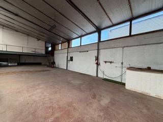 Op zoek naar een praktische en goed bereikbare opslagruimte? Deze ruime loods in Zulte is ideaal voor het stockeren van goederen, voertuigen...