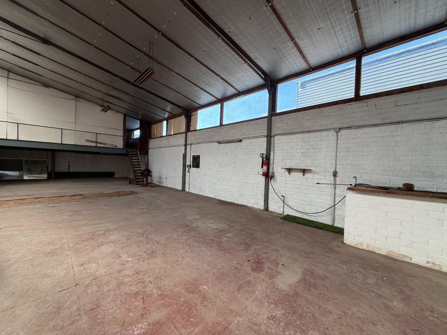 Ruime opslagruimte (±200–250 m²) met vlotte toegang in Zulte - foto 3