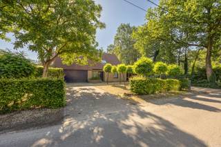 <p>Gelegen in een residentiële en groene woonomgeving bevindt deze villa zich op een royaal perceel van ca. 2.715 m², in een doodlopende straat. De fraai aangelegde tuin met vijverpartij geeft het geheel een aangenaam parkgevoel. Rust, ruimte en privacy zijn slechts enkele troeven van deze degelijke woning.<span></span></p>
<p>Bovendien is er weinig doorgaand verkeer, wat zorgt voor een veilige omgeving voor kinderen, wandelaars en fietsers. Het Zoerselbos, met ca. 400 hectare natuurgebied, bevindt zich op slechts 3 km afstand.</p>
<br /><span><strong>Indeling<br /><br /></strong></span>Inkomhal met gastentoilet voorzien van handenwasser, vestiaireruimte en toegang tot een polyvalente kamer van ca. 10 à 12 m², momenteel ingericht als hobbykamer. Verder bereikt u de leefruimte, die gekenmerkt wordt door royale volumes en veel natuurlijke lichtinval. Deze omvat momenteel een bureau met open haard en zicht op de tuin, een ruime zithoek met plafondhoogte tot in de nok en voorzien van een houtkachel, een afzonderlijk tv-salon, een eetkamer en een volledig ingerichte keuken (2000).
<p>Vanuit de keuken is er toegang tot de inpandige garage met aparte wasplaats. Via de garage bereikt u tevens de droge, geklimatiseerde wijnkelder.</p>
<span><strong>Verdieping<br /><br /></strong></span>De verdieping beschikt over twee met elkaar verbonden overlopen. De eerste, bereikbaar vanuit de inkomhal, geeft toegang tot drie slaapkamers. De tweede overloop, die eveneens rechtstreeks vanuit de leefruimte bereikbaar is, leidt naar de ruime hoofdslaapkamer met een grote ingemaakte kastenwand.
<p>De twee overlopen vloeien in elkaar over, maar kunnen desgewenst van elkaar worden gescheiden door middel van een deur.<span></span></p>
<p>Daarnaast omvat deze verdieping een ruime berging met Velux-dakraam, een badkamer met dubbele lavabo, ligbad en douche, en een afzonderlijk nachttoilet.</p>
<br /><span><strong>Tuin<br /></strong></span><br />Volledig omheinde tuin met een afsluiting van ca. 1,80 m hoog. De tuin beschikt over een grote vijverpartij, twee terrassen en een boomgaard.<br /><br /><span><strong>Bijzonderheden</strong></span>
<ul>
<li>Bevloering in natuursteen en parket</li>
<li>Verwarming deels elektrisch (radiatoren en accumulatoren) en deels op aardgas (vloerverwarming)</li>
<li>Houten en aluminium ramen met dubbele beglazing</li>
<li>Droge, geklimatiseerde wijnkelder</li>
<li>Voorzieningen voor aansluiting op de riolering zijn reeds aanwezig</li>
<li>EPC: label D – 337 kWh/m² jaar</li>
<li>EPC-certificaat: UC 3890393</li>
</ul>
<p><span><strong><br />Stedenbouwkundige inlichtingen</strong></span><span></span></p>
<p>Vg – Wg – Gvv – Gvkr – Gmo – Gworg</p>