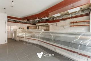 Zeer ruim pand (ca 550m2) met appartement 3 slaapkamers Belangrijkste troeven:- Zeer ruim pand met enorm veel mogelijkheden- Gelijkvloers van ca...