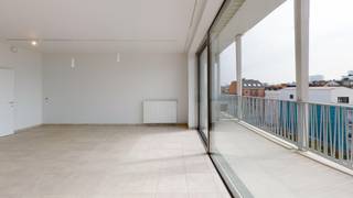 <strong>Recent appartement</strong> met ruim terras op wandelafstand van het Eilandje<br /><br />Het appartement is rustig gelegen aan een groene binnentuin en tevens op wandelafstand van de Grote Markt en de Kaaien.<br /><br />Inkomhal met apart gastentoilet. <strong>Royale en lichte leefruimte</strong> met volledig ingerichte open keuken met aansluitend een <strong>ruim Zuid georiënteerd terras</strong> van 12 m2. <br />Verder zijn er nog <strong>twee volwaardige tweepersoonskamers</strong> en een badkamer voorzien van dubbele wastafel, <strong>inloopdouche</strong> en toilet. <br />Een ruime berging is uitgerust met de aansluitingen voor was-en droogautomaat.<br /><br />Maandelijkse provisie van 150 € voor gemeenschappelijke lasten, verwarming en warm water.<br /><br /><strong>Autostaanplaats</strong> nr 174 te huur aan 125 €/maand<br /><br />Beschikt over 3 fietsstaanplaatsen<br /><br />Bekijk hier de virtuele tour: https://my.matterport.com/show/?m=mi2wHxUZpFz