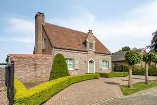 Ben je op zoek naar een vrijstaande woning in een rustige, landelijke omgeving?Dan is deze open bebouwing absoluut een bezoek waard.Je betreedt de...