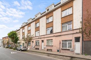 <p>Op een centrale en goed gelegen locatie in Gent bevindt zich deze opbrengsteigendom met vier afzonderlijke studio’s.</p>
<p>Alle eenheden zijn volledig verhuurd aan betrouwbare huurders, wat zorgt voor directe en stabiele inkomsten.Deze investering biedt een netto rendement van 5%, ideaal voor wie op zoek is naar een zorgeloze en rendabele vastgoedbelegging in de Gentse binnenstad.</p>
<p>De Kartuizerlaan staat bekend om haar goede bereikbaarheid, nabijheid van openbaar vervoer, en de aantrekkelijke woonomgeving voor studenten en jonge professionals.<br /><br />Elke studio beschikt over een eigen keuken en badkamer. Er zijn twee studio's die een mogelijkheid hebben tot een tweede slaapkamer/berging.<br /><br />Bent u opzoek naar een opbrengsteigendom in Gent met een aantrekkelijk rendement van 5%? Neem dan zeker contact met ons op!</p>
<p> </p>