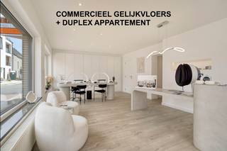 <strong>Ruime opbrengsteigendom met commerciële ruimte (95m2) en duplexappartement (174m2) op toplocatie in hartje Bertem. Onmiddellijk beschikbaar! Interessant als kantoor, horeca, vrij beroep, .....</strong><br /><br />Deze veelzijdige eigendom bestaat uit een commerciële gelijkvloerse ruimte (95m2) met open handelsruimte, twee (behandel) kamers, twee toiletten en een ruime berging. <br /><br />Via een aparte ingang bereiken we het ruime duplexappartement met gezellig terras. De eerste verdieping omvat een inkomhal, lichtrijke leefruimte, drie slaapkamers, een badkamer en een praktische berging. Op de tweede verdieping bevinden zich de volledig geïnstalleerde keuken met ruime eetplaats, een extra slaapkamer en een tweede douchekamer.<br /><br />Verder beschikt het pand over een ruime garage met parkeerplaats voor de poort. Zowel het appartement als de commerciële ruimte beschikken over aparte tellers voor gas, water en elektriciteit.<br /><br />Deze eigendom is ideaal voor wie wonen en werken wil combineren, maar vormt ook een uitstekende investering. Zowel de commerciële ruimte als het appartement zijn vrij bij akte. De potentiële huuropbrengst bedraagt ca. € 28.800/jaar.<br /><br />De woning werd tussen 2012 en 2016 volledig gerenoveerd en is instapklaar.<br /><br />Troeven:<br />Topligging in hartje Bertem<br />Vrij bij akte<br />Commerciële ruimte + ruim duplexappartement<br />Potentiële huuropbrengst van ca. € 28.800/jaar<br />Garage met extra parkeerplaats<br />Gunstig EPC<br />Conforme elektriciteit<br />Asbestveilig<br /><br /><strong>Interesse? Contacteer Anne-Leen via 0495 138 111.</strong>