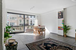 <p>Dit appartement bevindt zich op een absolute toplocatie in Antwerpen (2018), op wandelafstand van de <span><span>Meir</span></span>, het <span><span>Mechelseplein</span></span> en het <span><span>Zuid</span></span>. Je geniet hier van alle voordelen van het stadsleven, terwijl je tegelijk vlot de stad in en uit kan.</p>
<p>Dankzij de tramhalte om de hoek en de vele <span><span>Velo Antwerpen</span></span>-stations in de buurt, verplaats je je moeiteloos doorheen de stad. Voor wie houdt van postcode 2018 is dit zonder twijfel een ideale ligging: nabij het stadscentrum, met parken, winkels en gezellige horeca op wandelafstand.</p>
<p>Het gebouw, opgetrokken in betonstructuur, telt zes verdiepingen. Het appartement bevindt zich op de vijfde verdieping.</p>
<p>De lichtrijke leefruimte met sierhaard bevindt zich aan de voorzijde en geeft toegang tot een aangenaam terras. Aansluitend is er een aparte, volledig geïnstalleerde keuken met ingemaakte kasten.</p>
<p>Verder beschikt het appartement over drie slaapkamers, waarvan één momenteel ingericht is als bureau. De badkamer is uitgerust met een ruime inloopdouche en een dubbele lavabo.</p>
<p>Kortom: een bijzonder aangename woonst op een toplocatie.</p>
<h3><strong><span>Troeven:</span></strong></h3>
<h3><span>-Uitstekende ligging</span></h3>
<h3><span>-Lift conform</span></h3>
<h3><span>-Kelderberging</span></h3>
<h3><span>-Terras</span></h3>
<h3><span>-AREI conform</span></h3>
<h3><span>-EPC B<br /><br />-Vraagprijs = richtprijs</span></h3>
<p>Gemeenschappelijke kosten: €333/maand (incl. water, verwarming en gas)<br /><br />Attesten (EPC, asbest, EK) zijn beschikbaar via onze website: https://jamar.immo/</p>
<p>Wg, Gvv, Gvg, Gmo, Gvkr, Niet gelegen in overstromingsgevoelig gebied, Geen Worg, Geen vermelding in het maatregelenregister</p>