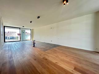 Residentie Bel-Ford met een unieke ligging in het bruisende stadscentrum van Roeselare op wandelafstand van de winkelstraten, het station, de Grote Markt en het De Coninckplein.<br />Het project bestaat uit 3 residentiële appartementsgebouwen met centraal een groen binnenplein die de Wortelstraat, Hendrik Consciencestraat en Sint-Amandsstraat met elkaar verbindt. De duurzame, afgewerkte appartementen met grote raampartijen bieden een prachtig uitzicht over het groene binnenplein en verschillende stadsdelen.<br />Het appartement heeft volgende indeling: inkom met gastentoilet, lichtrijke leefruimte met open keuken ingericht met duurzame materialen en kwalitatieve toestellen, 3 slaapkamers, 2 badkamers, bergruimte en 3 terrassen van 9,5 m², 4,5 m² en 7,5 m². Tevens is er ook gelegenheid om ondergronds te parkeren. <br /><br />Aankoop mogelijk onder 6% BTW!<br /><br />Voor meer informatie contacteer Voor meer informatie contacteer Imani op het nummer 0478 26 26 36