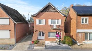 <p><strong><i><span>Te moderniseren woning met enorm potentieel op toplocatie in Boorsem</span></i></strong><i><span></span></i></p>
<p><i><span>In het charmante Boorsem, een deelgemeente van Maasmechelen, vind je deze te moderniseren woning met een zee aan mogelijkheden. Gelegen op een perceel van bijna<span> </span><strong>6 are</strong>, biedt deze eigendom de perfecte basis om jouw droomwoning te realiseren.</span></i></p>
<p><i><span>De woning beschikt over een degelijke structuur en kreeg ongeveer 15 jaar geleden nog<span> </span><strong>nieuwe ramen</strong>, wat alvast een mooie troef is bij renovatie. Binnenin vraagt het pand om een moderne update, maar precies dat biedt je de kans om alles naar eigen smaak en comfortniveau te vernieuwen. De ruimtes zijn goed ingedeeld en bieden tal van inrichtingsmogelijkheden voor zowel gezinnen als koppels die ruim willen wonen.</span></i></p>
<p><i><span>Buiten geniet je van een<span> </span><strong>royale tuin</strong><span> </span>die zich volledig leent voor ontspanning en buitenleven. Hier kan je<span> </span><strong>in alle rust genieten van het zonnetje</strong>, spelen met de kinderen, tuinieren of gewoon heerlijk relaxen in een groene omgeving. De rustige ligging versterkt het gevoel van privacy en buitenruimte.</span></i></p>
<p><i><span>De woning wordt<span> </span><strong>verwarmd op stookolie</strong><span> </span>en heeft een<span> </span><strong>kadastraal inkomen van €406</strong>, wat interessant is voor wie op zoek is naar een betaalbare renovatie met toekomstwaarde. Bovendien is het perceel<span> </span><strong>niet overstromingsgevoelig</strong>, wat extra gemoedsrust biedt.</span></i></p>
<p><i><span>Wat deze woning echt bijzonder maakt, is haar<span> </span><strong>uitstekende ligging aan de Windmolenweg</strong><span> </span>in Boorsem. Een aangename, rustige straat met een landelijke uitstraling, maar toch vlak bij alle voorzieningen.<span> </span><strong>Winkels, scholen en openbaar vervoer</strong><span> </span>bevinden zich op korte afstand, en dankzij de<span> </span><strong>nabijheid van de E314</strong><span> </span>bereik je moeiteloos omliggende steden zoals<span> </span><strong>Maastricht, Genk en Hasselt</strong>. Zelfs<span> </span><strong>Maastricht Aachen Airport</strong><span> </span>ligt op minder dan 20 minuten rijden – ideaal voor wie regelmatig reist.</span></i></p>
<p></p>
<p><em><span></span></em></p>