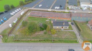 LOKEREN - Landelijk gelegen bedrijfswoning met stallencomplex<br /><br />Deze gunstig gelegen hoeve in bungalowstijl, te renoveren naar eigen smaak, bevindt zich op een perceel van 3.942 m². De eigendom geniet een rustige, landelijke ligging, maar ligt tegelijk dicht bij belangrijke verbindingswegen zoals de E17 en R4. Beervelde-dorp bevindt zich op korte afstand, terwijl Lokeren en Lochristi slechts ongeveer 10 minuten rijden zijn.<br /><br />De woning is opgetrokken in bungalowstijl en beschikt over een praktische indeling. Je komt binnen in een lichtrijke, ruime centrale inkomhal die toegang biedt tot de woonkamer, keuken, drie slaapkamers, toilet en badkamer. Daarnaast is er een aanpalende garage en een zolderruimte, die ideaal dienst kan doen als extra berging.<br /><br />De woning wordt verwarmd op stookolie. Bovendien beschikt het pand over een kruipruimte en een aparte oprit die rechtstreeks toegang biedt tot het stallencomplex.<br /><br />De eigendom is gelegen in agrarisch gebied, waardoor ze uitsluitend bestemd is voor landbouwactiviteiten. Een louter woongebruik zonder landbouwfunctie is in deze zone momenteel niet toegestaan. De mogelijkheid om de site om te vormen tot een particuliere eengezinswoning met loods wordt momenteel onderzocht bij de stad Lokeren.<br /><br />Achteraan het perceel bevindt zich een ruim stallencomplex, bestaande uit acht compartimenten van telkens circa 50 m² en een grote centrale stal van ongeveer 375 m². De totale afmetingen van de stal bedragen ongeveer 55 meter lang en 15,5 meter breed.<br /><br />Interesse om de woning te bezoeken? Neem contact op via 053/60.65.66 voor een afspraak.