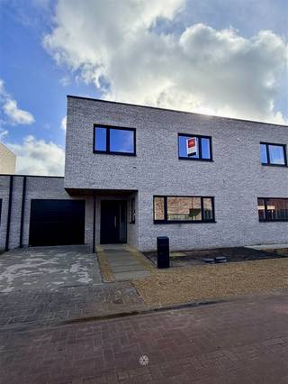 EVERGEM - Ben je op zoek naar een gesloten nieuwbouwwoning met tuin op rustige ligging te Evergem?Dan is deze woning misschien iets voor u. De...
