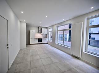 Op zeer centrale ligging, achter deze prachtig authentieke gevel bevindt zich op de gelijkvloerse verdieping deze knap gerenoveerde studio terug. De residentie ligt zeer centraal op boogscheut strand, shopping en station.<br /><br />De studio ligt op de benedenverdieping en omvat inkomhal, mooie leefruimte met open keuken, moderne badkamer en berging (aansluit wasmachine)<br />Deze residentie werd volledig gerenoveerd en de ruime studio is dan ook instapklaar.<br /><br />Er is een gemeenschappelijk dakterras aanwezig, evenals vuilnislokaal en gemeenschappelijke fietsenberging op het gelijkvloers. <br /><br />Nog op zoek naar uw 2e verblijf, investering of knusse woonplek? Neem dan. nu contact op voor afspraak 059/43.43.00