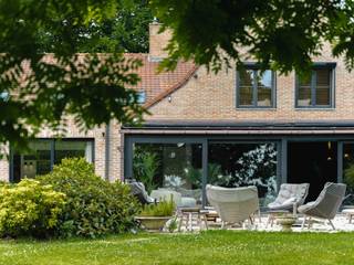 Cette propriété d'une superficie totale ± 878m² ( ± 500m² habitables) logée sur un terrain de 56 ares avec vue sur les champs a été entièrement...
