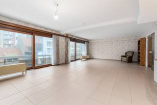 Centraal gelegen 3 slaapkamer appartement op 100 m. van de zeedijk in Oostduinkerke. Openbaar vervoer in de onmiddellijke omgeving van de...