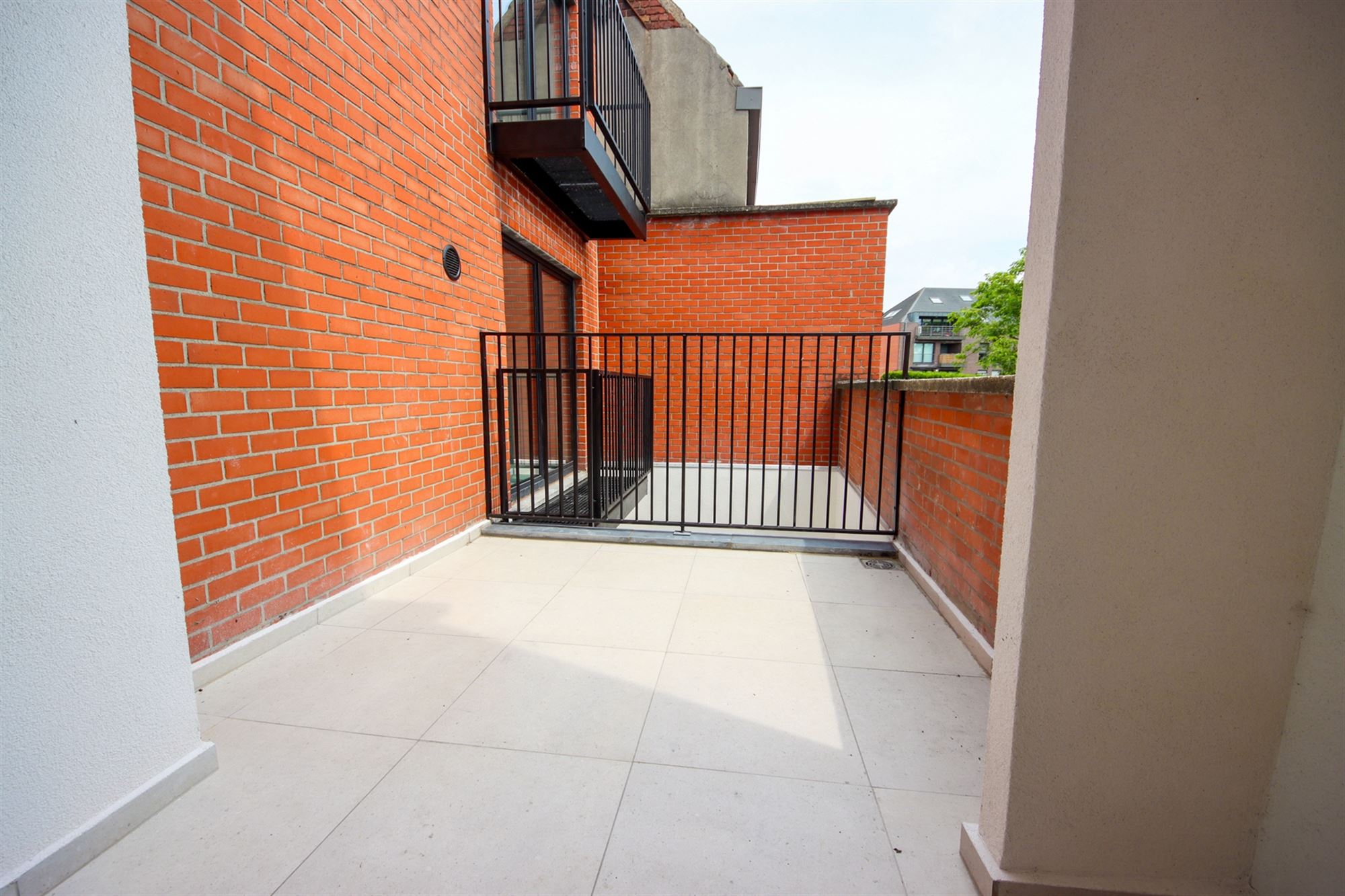 Volledig en centraal gelegen gerenoveerd appartement - foto 5