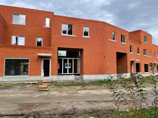 Deze unieke gesloten split-level bebouwing heeft in de leefruimte een prachtig raampartij uitkijkend op het park! Ben je op zoek naar een woning...