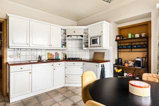 <p>Volledig gelijkvloerse woning op een perceel van ca. 457m² in het centrum van Essen, met een ruime woonkamer van ca. 40m², ingerichte keuken, drie slaapkamers, een garage van zo'n 30m² en een ruime zolder. De woning beschikt over een conforme elektrische installatie en biedt een praktische, comfortabele indeling met alle leefruimtes op het gelijkvloers. Gelegen op een centrale locatie, vlak bij winkels, scholen en openbaar vervoer.</p>