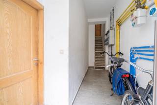 <p>Interessante renovatie- en investeringsopportuniteit in Antwerpen-Noord.<br />In de Kerkstraat 173 bevindt zich deze te renoveren opbrengsteigendom, momenteel ingericht als een ruim handelspand op het gelijkvloers met 3 afzonderlijke studio’s.</p><p><strong><u>Huidige indeling</u></strong><br />Handelsgelijkvloers: ca. 110 m²<br />Studio 1: ca. 33 m²<br />Studio 2: ca. 33 m²<br />Studio 3: ca. 22 m²</p><p>Een belangrijke troef voor verhuur of verdere ontwikkeling is dat het gebouw reeds beschikt over 4 afzonderlijke meters voor gas, elektriciteit én water.</p><p><strong>Renovatieproject met potentieel</strong><br />Het pand dient gerenoveerd te worden en biedt daardoor interessante mogelijkheden voor investeerders, ontwikkelaars of kopers die het geheel naar eigen inzicht willen herinrichten. Belangrijk: de huidige feitelijke toestand wijkt af van de laatst gekende vergunde/plannen-toestand. Volgens de laatst gekende plannen bestaat het pand uit 2 appartementen en een handelsruimte, terwijl het gebouw feitelijk is ingericht als 3 studio’s en een handelsruimte.<br />De koper wordt geadviseerd om zich voorafgaand aan aankoop te informeren bij de bevoegde stadsdiensten over de stedenbouwkundige toestand en eventuele mogelijkheden tot regularisatie of herontwikkeling.</p><p><strong>Troeven</strong><br />- Handelspand van ca. 110 m²<br />- 3 bestaande studio’s van ca. 33 m², 33 m² en 22 m²<br />- 4 afzonderlijke meters voor gas, elektriciteit en water<br />- Interessant als opbrengsteigendom / renovatieproject<br />- Gelegen in 2060 Antwerpen, nabij Antwerpen-Centraal en het stadscentrum</p><p>Een eigendom met potentieel voor wie op zoek is naar een renovatieproject met combinatie van handel en residentiële verhuur.</p><p>Interesse? Neem contact op voor meer informatie of een bezichtiging: <strong>info@markasa.be </strong>of <strong>03/827.72.92</strong></p>