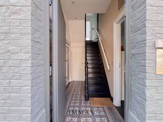Deze ruime instapklare woning gelegen in centrum Sint Kruis combineert een handelsfunctie met een volwaardig woongedeelte — ideaal voor zelfstandigen of handelaars die wonen en werken willen integreren zonder in te boeten op comfort of professionaliteit.<br />Deze woning biedt veel mogelijkheden zoals woon/werk combinatie, zorgwoning/kangoeroewoning of co-housing en kan natuurlijk ook dienst doen als ruime ééngezinswoning.<br /><br />Bij het betreden van het woongedeelde komt u terecht in een ruime inkom met traphal. <br />Op het gelijkvloers is er een kantoorruimte of leefruimte(32,5m2) met zonnige koer (22,5m2), deze lichtrijke leefruimte sluit naadloos aan op de leefkeuken met douchekamer. Achter deze keuken is er nog een slaapkamer en er bevindt zich nog een bureel of 2de slaapkamer naast de inkom met aansluitend een wasplaats/fietsberging met extra uitgang naar de straat. <br />Er is ook nog een gastentoilet en kelder.<br />Op de bovenverdieping bevinden zich nog een ruime lichtrijke living (32m2), een ruime ingerichte leefkeuken (22,5m2), een douchekamer en zonnig terras(31m2)<br />Op het dakverdiep bevinden zich 2 grote slaapkamers (15,5m2 en 23m2) waarvan één met terras (7m2) en een dressing/berging.<br /><br />Energetisch sterk: 14 zonnepanelen en EPC-score C (245kWh/m2 jaar).<br /><br />* * * Deze eigendom wordt u aangeboden onder de verkoopmethode ‘startprijs’. Deze vermelde startprijs houdt bijgevolg géén aanbod in maar is een uitnodiging om tot een prijsvoorstel over te gaan. U kan steeds vanaf deze prijs een voorstel doen die door de eigenaar al dan niet kan aanvaard worden.<br />Nog vragen omtrent deze verkoopmethode contacteer ons. * * * <br />.<br /><br />Voor meer informatie of een vrijblijvend bezoek contacteer Jurgen op 0493 330 553 of mail naar jurgen@immax.be