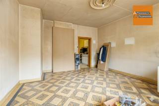 <p><span>Woning gelegen in Leefdaal met uitzonderlijk veel potentieel!</span></p><p><span> </span></p><p><span>Deze woning in Leefdaal biedt een unieke kans voor wie verder kijkt dan de huidige staat en de mogelijkheden van morgen ziet. Waar sommigen een oudere woning zien, ontdekken anderen hier de ideale basis voor het realiseren van hun toekomstige droomwoning.</span></p><p><span> </span></p><p><span>Wat dit pand bijzonder maakt, is het potentieel om het om te vormen tot een prachtige villa op een toplocatie in het hart van Leefdaal. Dankzij de ruime mogelijkheden kan deze eigendom volledig worden afgestemd op uw eigen wensen en visie.</span></p><p><span> </span></p><p><span>Daarnaast biedt dit pand ook interessante opportuniteiten voor investeerders. Mits het verkrijgen van de nodige vergunningen bestaat de mogelijkheid om de bestaande woning af te breken en twee nieuwbouwwoningen te realiseren.</span></p><p><span> </span></p><p><span>Door het beperkte aanbod van dergelijke eigendommen op de markt betreft dit een unieke opportuniteit die snel de aandacht kan trekken. Een bezoek is dan ook absoluut de moeite waard.</span></p><p><span> </span></p><p><span>Interesse? Neem snel contact op voor een persoonlijke rondleiding en ontdek zelf de troeven van deze bijzondere woning.</span><span> </span></p>