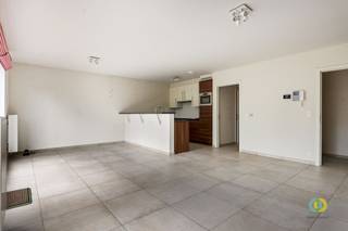 <p><span>Cet appartement de plain-pied avec jardin se trouve à quelques pas du centre de Vilvoorde. Il est situé dans un petit immeuble équipé d'un ascenseur et d'un parking souterrain. En entrant, vous accédez au salon lumineux (31,5 m²), qui donne sur la cuisine ouverte entièrement équipée. Depuis le salon, vous avez un accès direct à la terrasse et au jardin, idéaux pour profiter des journées ensoleillées. Le couloir de nuit donne accès à un débarras pratique avec un raccordement pour une machine à laver, à une salle de bains moderne équipée à la fois d'une douche et d'une baignoire, ainsi qu'à deux chambres de 12 m² chacune. L'appartement dispose en outre d'un débarras supplémentaire de 6 m² et d'une place de parking souterraine. Charges : €180 frais communs. Vous êtes intéressé et souhaitez visiter l'appartement ? N'hésitez pas à nous contacter.</span></p><p><span> </span></p>